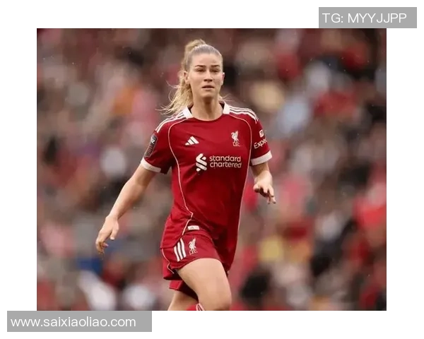 足球明星保镖勇敢拦截骚扰者展现职业素养与责任感